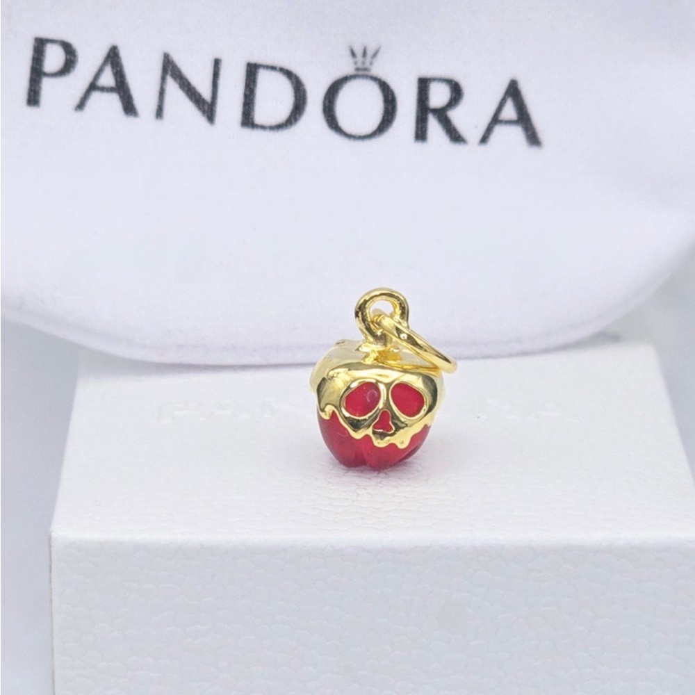 Pandora // Disney // Villains // Evil Queen // Apple // Dangle Charm